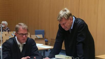 Archivbild: phs
Verteidigen heißt warten. Und warten. Die Anwälte Jan Bockemühl und Burkhard Schulze im Gespräch. Sie vertreten die angeklagte junge Frau.