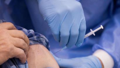 Symbolbild: Rolf Vennenbernd/dpa
Ein Arzt impft einen Mann.