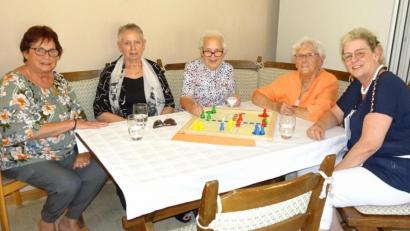 Bild: hm
Eine Spende gab es für das Altenheim. Unser Bild zeigt bei der Übergabe (von links) Gerdi Gradl, Rita Hausknecht-Borghans, Anna Bauer, Maria Meiler und Astrid Ostermeier.