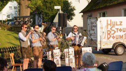 Bild: fvo
Von links: Die vier Hulzstoussboum mit Julian Bauer, Andreas Holfelner, Valentin Reil und Jonas Kraus spielen an der Straßenkreuzung zünftig auf.