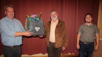 Bild: kro
Mit einem Geschenkkorb bedankte sich Georg Rubenbauer (links) bei Josef Schmidkonz (Mitte), der 43 Jahre Schriftführer der Jagdgenossenschaft Griesbach/Asch war. Rechts sein Nachfolger Marco Müller.