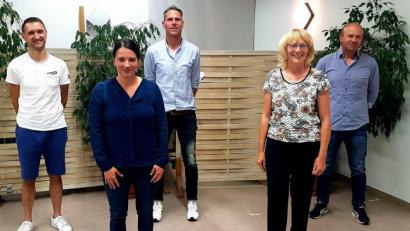 Bild: zer
Der neue Vorstand des FC Luhe Markt: (von links) Kassier Timo Kreuzer, die neue Schriftführerin Sarah Wittmann, Vorsitzender Andreas Hammer, dritte Vorsitzende Sigrid Ziegler und zweiter Vorsitzender Josef Kellner.