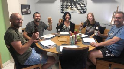 Bild: Karin Kraus/exb
Der Wahl-Brasilianer Michael Biersack hat mit seine Frau Patricia (Zweiter und Dritte von links) seinen alten Jugendfreund Armin Kraus (rechts) in Sulzbach-Rosenberg besucht: Eine Oberpfälzer Brotzeit und ein Sperber-Bier waren für die Gäste aus Südamerika kulinarische Pflicht. Mit am Tisch: Tamara Kraus und ihr Freund Johannes Müller.