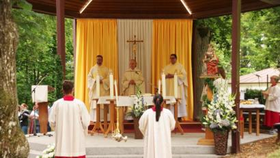 Bild: müb
Weihbischof Reinhard Pappenberger (Mitte) bei der Messe am ersten Bergfestsonntag am Freialtar mit Pfarrer Hellauer (rechts) und Kaplan Lobmeier (links).