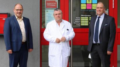 Bild: Klinikum Fichtelgebirge/exb
Dr. Hans-Gerhard Nagel ist der neue Dermatologe am MVZ Fichtelgebirge. Geschäftsführer Alexander Meyer (rechts) und stellvertretender Geschäftsführer Andreas Plannerer (links) begrüßten ihn zu seiner ersten Sprechstunde.