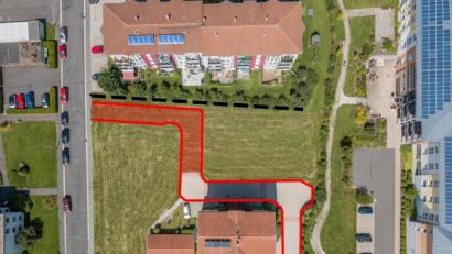 Bildmontage: dtr
Die Zufahrt zum Haus Ringstraße 77 (unten) ist als Privatweg ausgewiesen. Sie ist im Besitz der Wohnungseigentümer, die sich um den Erhalt und den Winterdienst kümmern. Laut einem alten Vertrag haben sie auch das rötlich eingefärbte Grundstück erworben. Sollte sich das bestätigen, könnten sie wohl die Pläne für einen Gebäudekomplex mit 16 Wohnungen durchkreuzen.