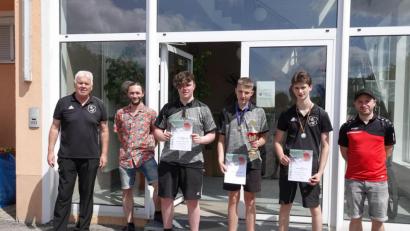 Bild: btb
von links nach rechts: Tischtennis-Abteilungsleiter Dieter Sporr, Jugendtrainer Philipp Bayer, Felix Fraundorfer (3. Platz Bronzemedaille), Vereinsmeister Nico Legath (mit Goldmedaille und Pokal), Luca Hey (2. Platz Silbermedaille), SCE-Sportvorstand Michael Brüchner