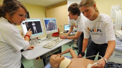 Symbolbild: Jochen Lübke/dpa
Drei Medizinstudenten des Uniklinikums in Göttingen untersuchen eine Patientenpuppe mit dem Ultraschallgerät. Eine „Hausarztschmiede“ soll die medizinische Versorgung im Landkreis Tirschenreuth, die in vielen Bereichen nicht gerade üppig ist, verbessern.
