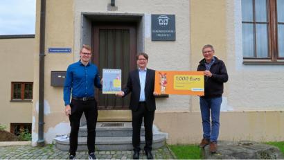 Bild: bsc
Eine Spende von 1000 Euro erhielt die Friedenfelser Bücherei. Tobias Strohbach und Markus Windisch (von links) vom Bayernwerk überreichten den Gutschein an Bürgermeister Oskar Schuster (rechts).