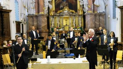 Bild: do
Mit aufregender Weltmusik verzückte das große Blechbläserensemble des Polizeiorchesters Bayern unter Leitung von Prof. Johann Mösenbilcher und verstärkt mit Solisten des 71. Festivals junger Künstler Bayreuth das Speinsharter Publikum