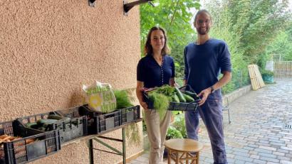 Bild: Eichl
Mirjam und Andreas Gmeiner packen jeden Freitag ehrenamtlich die Gemüsekisten zusammen, die die Teilnehmer der von ihnen angestoßenen solidarischen Landwirtschaft abholen.