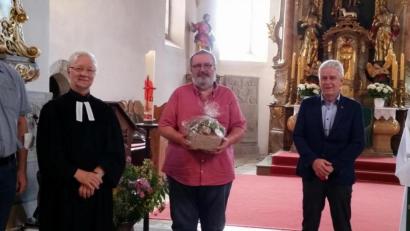 Bild: le
Rektor Gerhard Steiner (Mitte) wurde in einem Gottesdienst in Floß als Schulleiter verabschiedet wurde. Es wechselt an die Schule Pleystein. Von links: Konrektor Herbert Kraus, Pfarrer Wilfried Römischer, Rektor Steiner, Bürgermeister Robert Lindner und Pfarrer Max Früchtl.