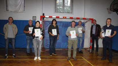 Bild: kro
Langjährige Mitglieder ehrte der Handballclub Tirschenreuth. Unser Bild zeigt von links: Stadtrat Harald Siegert, Richard Ducheck, Beate Friedl, Christine Härtl, Helwig Haulena, Christian Ducheck, Vorsitzender Thomas Kurzeck und Markus Friedl.