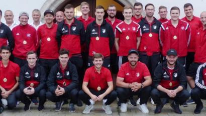 Bild: jp
Bürgermeister Stefan Braun (links) hat die Zweiten Mannschaften der Spielgemeinschaft DJK Utzenhofen/DJK Ursensollen aus Anlass des Aufstiegs von der B- in die A-Klasse zu einem Empfang ins Rathaus Kastl eingeladen.