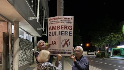 Bild: Andreas Ascherl
Der Laternenpfahl vor dem Café Kult in der Marienstraße ist für die Plakatierer der IG Menschengerechten Stadt mit Achim Hüttner (links) und Norbert Scharf (rechts) der ideale Ort.