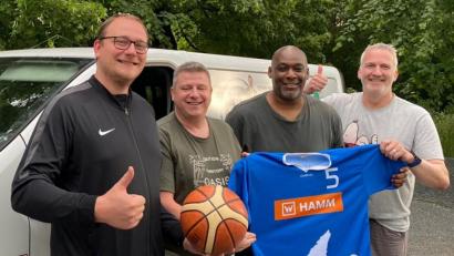 Bild: Norbert Ringer/exb
Freude über die Verpflichtung des neuen, hauptamtlichen Trainers: Kapitän Daniel Waldhauser (von links), Heiko Hering von Förderverein, Johnny Griffin und Abteilungsleiter Michael Kreutzmeier.