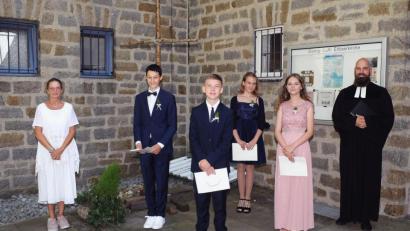 Bild: Erlöserkirche/exb
Aller guten Dinge sind drei: Nun hatten alle Jugendlichen, die eigentlich schon 2020 an der Reihe gewesen wären, ihre Konfirmation in der Erlöserkirche in Amberg.