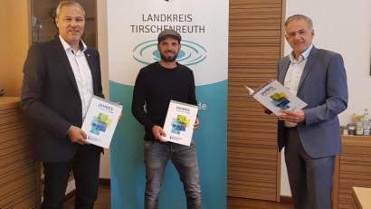 Bild: Jugendmedienzentrum/exb
Jürgen Preisinger (von links) und Philipp Reich stellten Landrat Roland Grillmeier den Jahresbericht des Jugendmedienzentrums vor.