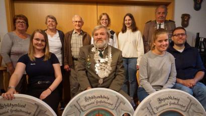 Bild: krn
Stolz zeigen (vorne, von links) Liesl Marlis Stubenvoll, König Hans Roth und Jugendkönigin Denise Fleischmann ihre Trophäen. Im Hintergrund die Zofen und Ritter.