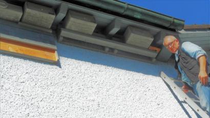 Bild: jml
Für OWV-Artenschützer Bernd Bauer bedeutet es eine halsbrecherische Kraxelei, wenn er die Brutplätze der Mauersegler an seiner Hauswand in Kohlberg kontrollieren will.