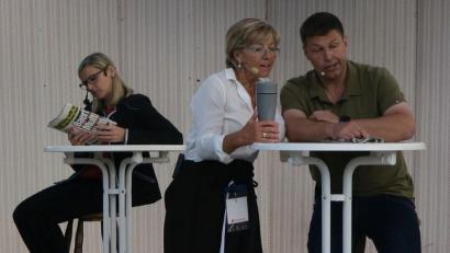 Bild: Verena Sägenschnitter/exb
In „Mane und die Hochzeitsglocken“ wartet Mane in einem Bistro auf seine Kandidatin. Die Bedienung spricht ihm derweil Mut zu.
