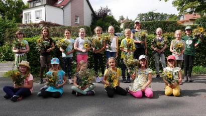 Bild: Pfarrgemeinderat Wiesau/exb
Beim Ferienprogramm des Pfarrgemeinderats Wiesau lernten Kinder den Brauch des Kräuterbüschelbindens kennen. Das dafür verwendete Material stammte von den Feldern des Kreuzbergs.