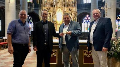Bild: ads
Groß war die Freude bei Kirchenmusiker Bernhard Müllers, Stadtpfarrer Thomas Helm, Schatzmeister Siegfried Nest und dem Vorsitzenden des Orgelbauvereins Franz Meier (von links) bei der Übergabe des Spendenertrags aus den Mittagsmeditationen in Höhe von 1500 Euro an den Orgelbauverein von St. Martin.