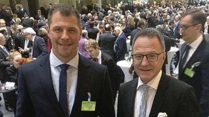 Archivbild: Rosner/exb
Ein Bild mit großem Erinnerungscharakter: Reiner Meier (rechts) und Huberth Rosner waren 2017 in Berlin bei der Wahl des Bundespräsidenten Frank-Walter Steinmeier dabei. Im September kandidieren die beiden Tirschenreuther für den Bundestag.