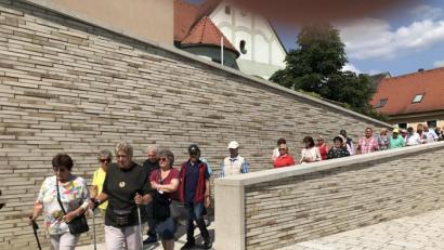 Bild: Leben Plus/exb
Quartiersmanagerin Cornelia Stahl führte die Teilnehmer auch zu den "Schlosskellern".