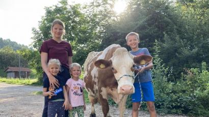 Bild: Miriam Mehrl
Die Kinder der Familie Dotzler aus Kindlas (Stadt Hirschau) mit ihrer 100.000-Liter-Kuh Erna, die inzwischen 13 Jahre alt ist. Von links: Tochter Hanna, die Zwillinge Josefine und Fanny sowie Sohn Felix.