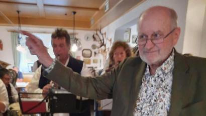 Bild: kwl
Musikalisch sehr engagiert ist der pensionierte Weidener Gymnasiallehrer Richard Keßler. Mit Ehefrau Christine und seinen Freunden feiert er 75. Geburtstag. Auf dem Bild dirigiert er die Stadtkapelle Neustadt.