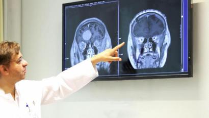 Bild: Klinikum/Dietl/exb
PD Dr. Hischam Bassiouni ist Chefarzt der Klinik für Neurochirurgie am Klinikum St. Marien Amberg und der Kliniken Nordoberpfalz AG. Er klärte über Behandlungsmöglichkeiten von Gefäßmissbildungen und Hirntumoren in der Neurochirurgie auf.