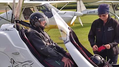 Bild: Familie Langner/exb
Rudi Langner kann es kaum erwarten, dass Pilotin Gabi Moll auch endlich in den Gyrokopter steigt.