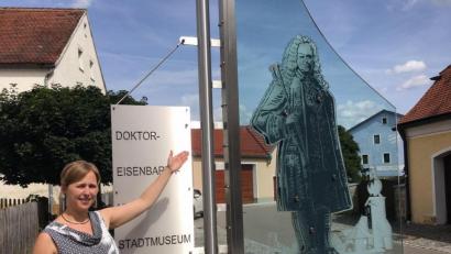 Bild: ihl
Bisher führt Doktor Eisenbarth in einem Videofilm virtuell durchs Oberviechtacher Museum. Bald soll sein Museum wieder Besuchern offen stehen. Das jedenfalls wünscht sich auch die neue Vorsitzende des Museumsvereins, Maria Ahlemeyer.