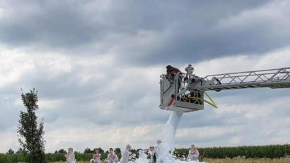Bild: mde
Viel Spaß hatten die jüngsten Nachwuchskräfte der Feuerwehr Kemnath bei der Schaumparty. Den Badeschaum "regnete" es dabei aus dem Korb der Drehleiter herab.