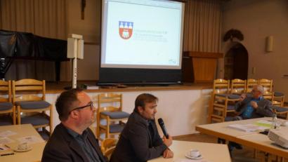 Bild: bkr
Die Architekten Daniel Musall und Florian Schabner (von links) stellten die Gestaltungsfibel vor.