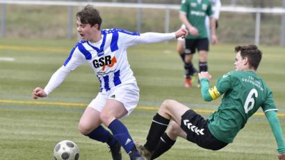 Archivbild: Hubert Ziegler
Nach ihrer Saison in der Landesliga spielen die B-Junioren des SV Raigering (links Dominik Gottfried) in der neuen Spielzeit in der Bezirksoberliga. Auf Verbandsebene vertreten sind aus dem Kreis Amberg/Weiden die C-Junioren (Bayernliga) und A-Junioren (Landesliga) der SpVgg SV Weiden sowie die B-Junioren der JFG Obere Vils (Landesliga).