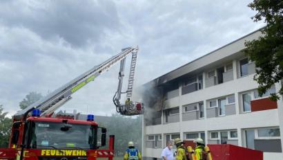 Bild: Petra Hartl
In einem Mehrfamilienhaus im Amberger Stadtteil Bergsteig ist am Dienstag ein Feuer ausgebrochen. Es ist eines der zwei ehemaligen Rosenthal-Werkswohnhäuser nach Plänen des Bauhaus-Architekten Walter Gropius.