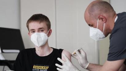 Archivbild: Oliver Berg/dpa
Ein 15-Jähriger wird in einer Arztpraxis geimpft.