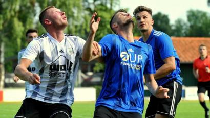 Bild: Werner Franken
Die SpVgg SV Weiden (im Bild Josef Rodler, Mitte, und Nico Argauer, rechts,) schielt vor dem Spitzenspiel am Dienstagabend gegen den TSV Seebach auf die Tabellenführung in der Landesliga Mitte.