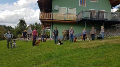 Bild: gi
Ausbilder der Jagd- und Begleithunde war Hundeobmann Roland Bäumler (Sechster von links) der Kreisgruppe Vohenstrauß des BJV. Die Prüfung nahm die Regierungsbeauftragte für das Hundewesen Ute Ehebauer (Zweite von rechts) ab. Vorsitzender der BJV Kreisgruppe Vohenstrauß Christian Ertl (Fünfter von rechts) gratulierte und dankte dem Ausbilder.