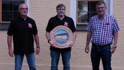 Bild: pop
Dem neue Schützenkönig der Feuerschützen Schmidmühlen, Christian Dietrich (Mitte) gratulieren Vorsitzender Theo Fochtner (links) und Bürgermeister Peter Braun.