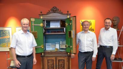 Bild: dob
Vorstandssprecher Direktor Karl Völkl (rechts) und die Direktoren Robert Stahl (links) und Werner Bäumler (Zweiter von rechts) haben gut lachen. Sie haben die Raiffeisenbank erfolgreich durch die Corona-Pandemie geführt und sind auch für die Zukunft gut aufgestellt. Dieser sehenswerte Safe beinhaltet alte Sparbücher und Geldscheine aus längst vergangener Zeit.