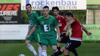 Archivbild: Andreas Brückmann
Das 1:0 gegen den 1. SC Feucht (Bild) war im vierten Heimspiel der DJK Gebenbach (vorne links Martin Popp), der dritte Sieg. Nummer vier soll am Mittwochabend gegen Aschaffenburg folgen.