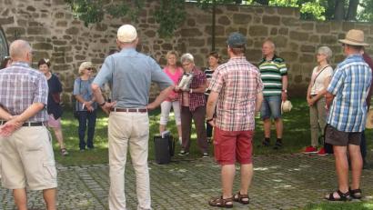 Bild: Kultur- und Militärmuseum Grafenwöhr/exb
Gästeführerin Elisabeth Schreml (Mitte) entführt die Teilnehmer am Stadtrundgang in die Welt der Musik in Grafenwöhr.