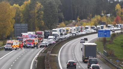 Archivbild: Gabi Schönberger
Nach einem Unfall im Oktober 2020 staut sich der Verkehr bei Altenstadt/WN. Insgesamt aber gingen die Unfallzahlen auf der A93 und der A6 stark zurück.