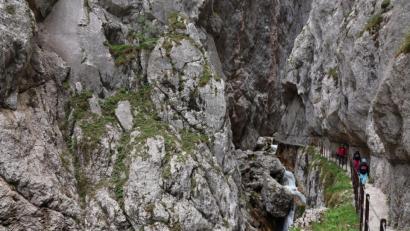 Bild: Verena Wolff/dpa
Der Weg durch die Höllentalklamm ist mit Absperrungen gesichert. Foto: Verena Wolff/dpa/archivbild