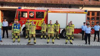 Bild: adj
Die Schiedsrichtern, Feuerwehrreferent Andreas Greiner und Bürgermeister Ernst Schicketanz konnten sich vom Ausbildungsstand der neuen Aktiven überzeugen.