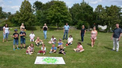 Bild: jr
Bei der Inklusiven Ferienbetreuung sind die Kinder in verschiedene Kleingruppen eingeteilt. Beim Foto sind auch Projektleiterin Julia Schmeller (Dritte von rechts), Lebenshilfe-Geschäftsführer Berthold Kellner (rechts) sowie Erwin Bösl (Vierter von rechts) vom Familienentlastenden Dienst und einige der Betreuerinnen dabei.