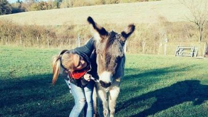 Bild: Nathalie Rheinbay/exb
So war Benni vor dem Vorfall am Erzberg. Er beißt in den Pulli seiner Besitzerin Nathalie Rheinbay, weil er mit ihr spielen möchte.